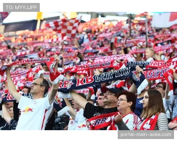 暖心一幕，莱比锡小球迷冲入场内获全队签名，保安护送其离场