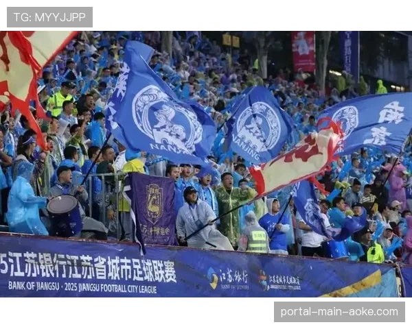 特写:观众席上,一位父亲举着自制标语为首次代表国家队出场的女儿加油 特写:观众席上,一位父亲举着自制标语为首次代表国家队出场的女儿加油